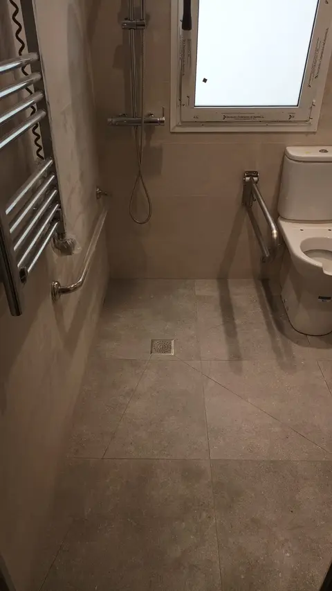Ducha a ras de suelo sin escalón, con barras de apoyo y toallero