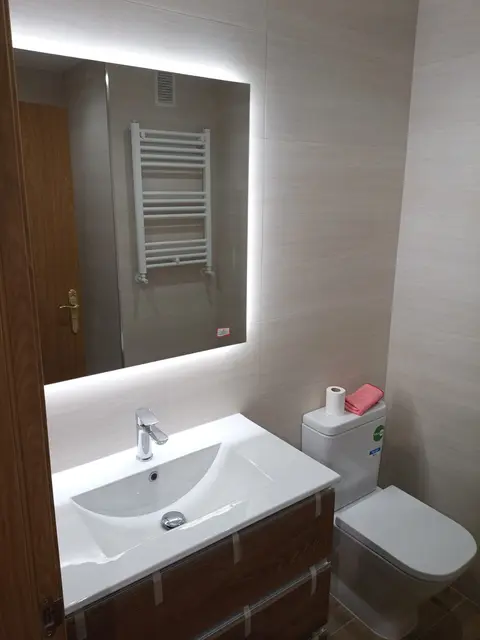 Mueble de lavabo de madera, espejo con luz LED y toallero eléctrico blanco